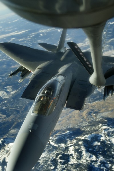 Cảnh tiếp dầu trên không của các máy bay F-15.