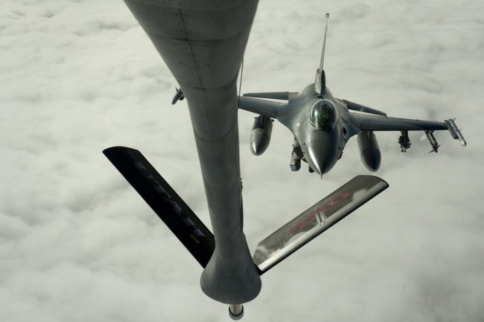 Cảnh máy bay tiếp dầu KC-135 tiếp dầu cho các máy bay F-16 của phi đội số 338, căn cứ không quân Hill, Utah.