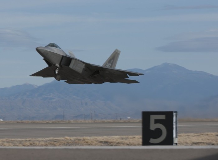 F-22 Raptor hoạt động tại căn cứ không quân Holloman.