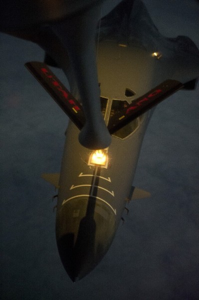 Máy bay KC-135 tiếp dầu cho oanh tạc cơ B-1.