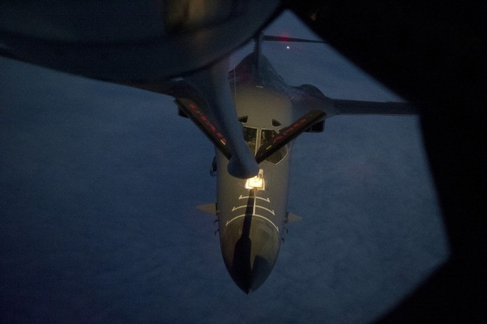Máy bay KC-135 tiếp dầu cho oanh tạc cơ B-1.