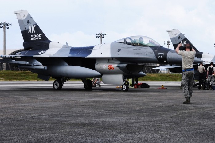 F-16 tại căn cứ không quân Andersen.