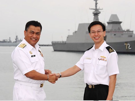 Tư lệnh Hải quân Singapore Lai Chung Han (phải) và Tư lệnh Hải quân Hoàng gia Malaysia Dato 'Wira Jamil bin Osman