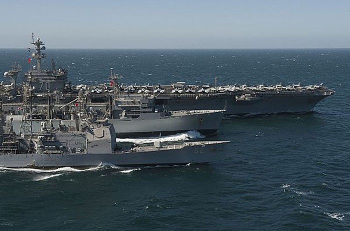 Tàu sân bay USS Carl Vinson, khu trục hạm tên lửa USS Bunker Hill và tàu chỉ huy USNS Bridge tại vùng biển Arab.