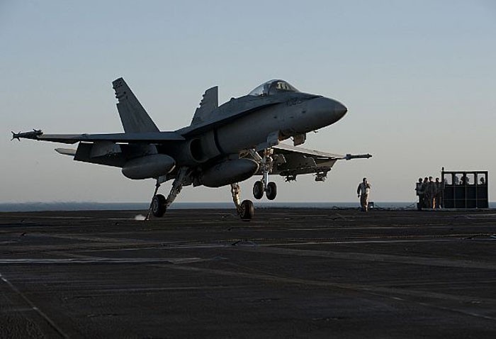 Máy bay F/A-18C Hornet hạ cánh trên tàu sân bay USS Carl Vinson