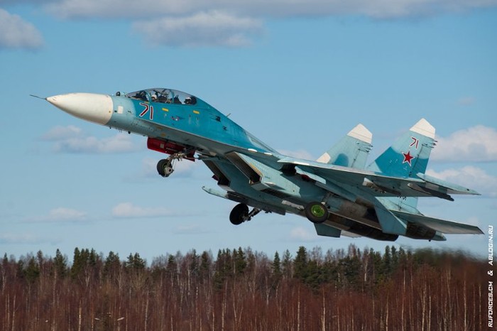Chiếc Su-27UB số hiệu 71 trinh sát thời tiết trước khi bắt đầu tập cuộc diễn tập