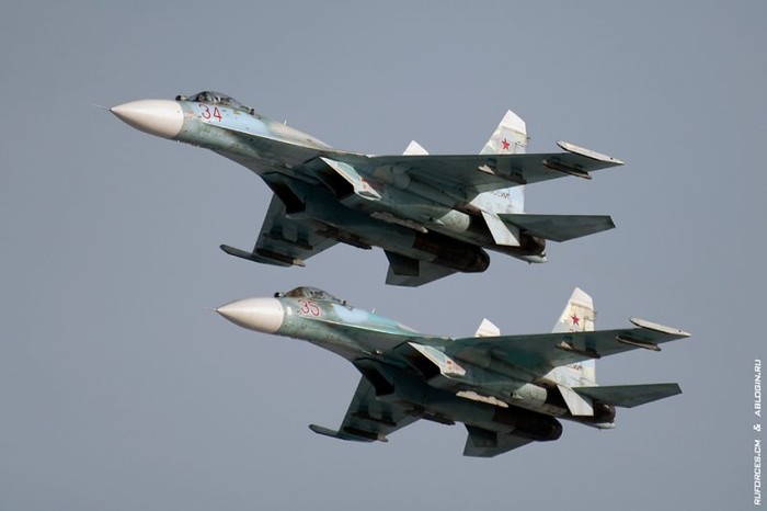 Hai chiếc Su-27 số hiệu 34 và 35 sát cánh bên nhau