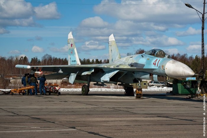 Tiêm kích đánh chặn Su-27 số hiệu 41 đã sẵn sàng để thực hiện chuyến bay