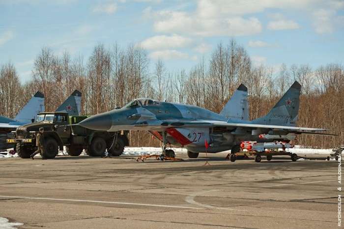 Máy bay MiG-29SMT (số hiệu 27) trước khi cất cánh