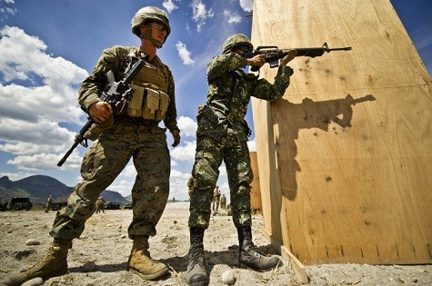 Thủy quân Lục chiến Mỹ và Philippines trong cuộc tập trận Balikatan 2012 tại Crow Valley, Philippines.