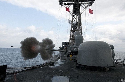 Pháo hạm MK-75 76mm trên tàu khu trục USS Underwood “vãi đạn” trong một cuộc diễn tập trước khi đến Trung, Nam Mỹ và vùng biển Caribe để thực hiện nhiệm vụ Southern Seas 2012.