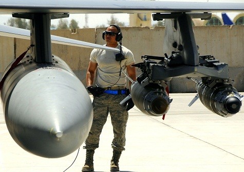 Bảo dưỡng, kiểm tra và gắn bom cho tiêm kích F-16 tại sân bay Kandahar, Afghanistan.