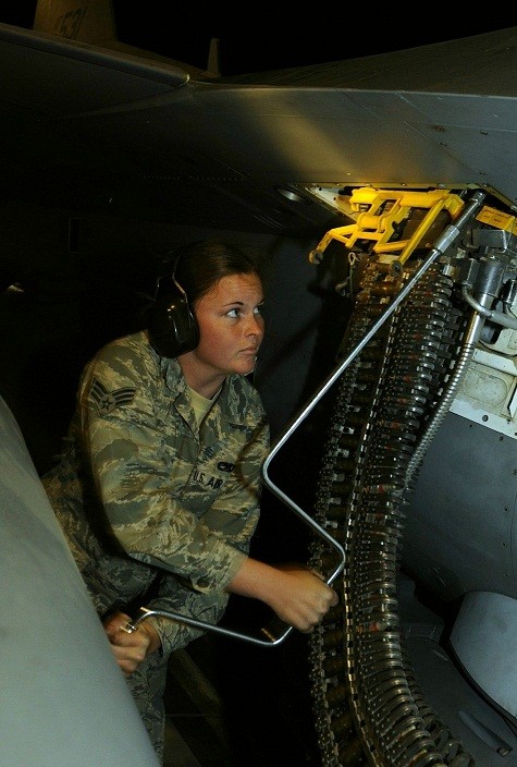Bảo dưỡng, kiểm tra và gắn bom cho tiêm kích F-16 tại sân bay Kandahar, Afghanistan.