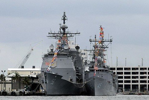 Tàu tuần dương tên lửa dẫn đường USS San Jacinto (CG 56) và tàu khu trục tên lửa dẫn đường USS DeWert (FFG 45) trong “tuần hạm đội” tại cảng Everglades.