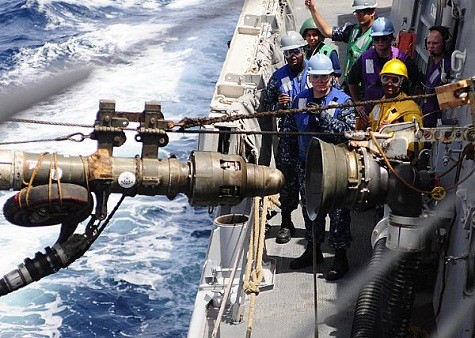 Tiếp nhiên liệu cho tàu khu trục tên lửa dẫn đường USS Sterett (DDG 104) tại vùng biển Ả-rập.