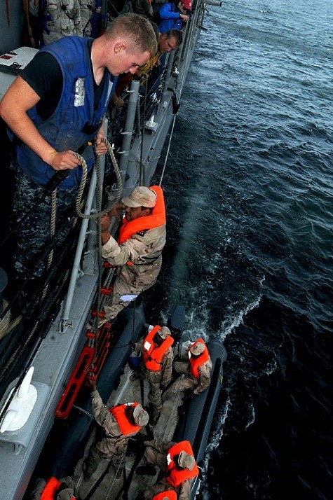 Tàu khu trục tên lửa dẫn đường USS Simpson (FFG 56) trong cuộc diễn tập hàng hải Saharan Express 2012 – cuộc diễn tập nhằm tăng cường khả năng tác chiến, thông tin liên lạc, đảm bảo an ninh đường biển và đối phó với các nhóm tội phạm buôn bán ma túy.