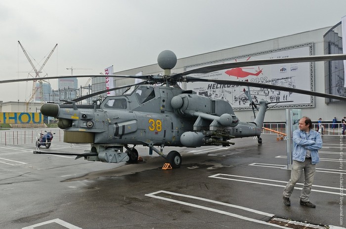 Một máy bay trực thăng Mi được trưng bày bên ngoài.