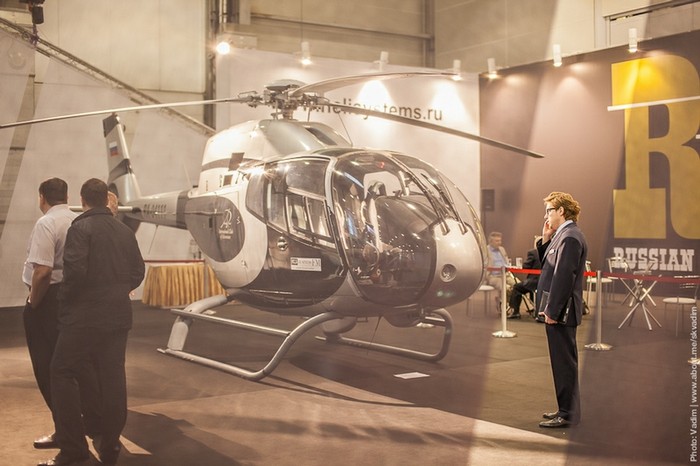 Tại triển lãm, du khách có dịp được chiêm ngưỡng nhiều mẫu trực thăng quân sự cũng như dân sự.