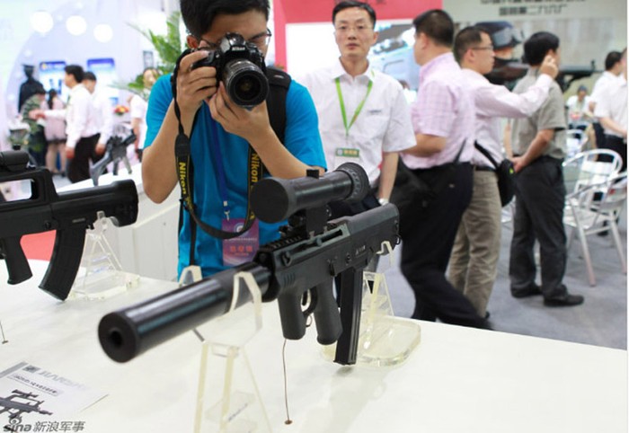 Khách thăm quan là phóng viên chụp ảnh một súng trường bắn tỉa “made in China”.
