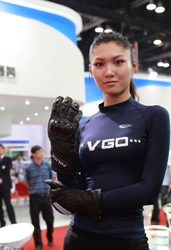Những loại găng tay mới của lực lượng cảnh sát Trung Quốc cũng được đem trưng bày tại triển lãm.