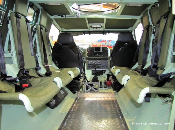 Ghế ngồi của binh lính có khả năng đàn hồi tốt lại được trang bị các dây bảo vệ, đảm bảo cho binh lính trong xe được an toàn trước những va đập hay sự công phá từ các vụ nổ.