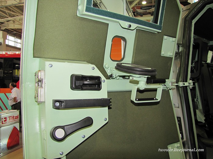 Ngoài việc có thể sử dụng vũ khí từ mái xe, binh lính trong xe cũng có thể sử dụng vũ khí qua một lỗ nhỏ dưới mỗi cửa sổ và cửa ra vào (hai bên và phía sau xe).