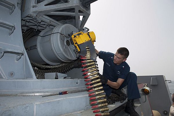 Biển Bahrain (ngày 24 tháng 5 năm 2012): Thủy thủ Josiah Jackson tiến hành bảo dưỡng đạn dược trên tàu khu trục tên lửa dẫn đường USS Nitze (DDG 94) thuộc Hạm đội 5 Hải quân Hoa Kỳ khi tiến hành các hoạt động an ninh hàng hải tại vùng biển Bahrain.