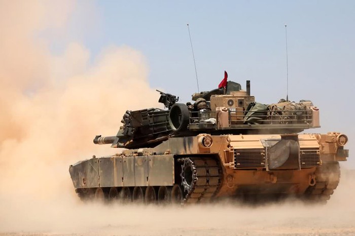 Trung Đông (24 tháng 5 năm 2012): Một xe tăng M1A1 Abrams thuộc Tiểu đoàn 1, Trung đoàn 2, đơn vị quân viễn chinh 24 trong cuộc tập trận Eager Lion 12. Ngày 24/5, Mỹ đã tham gia cuộc tập trận quy mô lớn nhất ở Trung Đông mang tên Eager Lion 12 với sự tham gia của tổng cộng 19 nước với 12.000 lính.