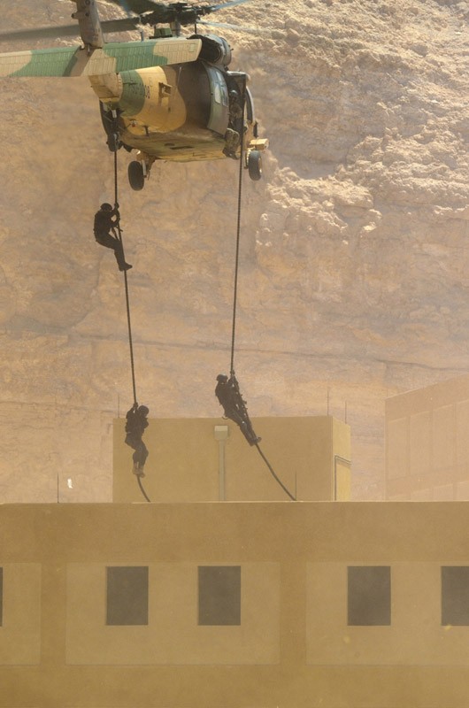 Trung Đông (24 tháng 5 năm 2012): Binh lính tiếp cận một tòa nhà từ trực thăng H-60 Black Hawk của Jordan trong cuộc tập trận Eager Lion 12. Cuộc tập trận diễn ra ở biên giới giữa Jordan và Ả rập Xê-út, cách 260km về phía nam thủ đô Amman. Các loại vũ khí hùng mạnh đã được Mỹ đem ra thể hiện sức mạnh.