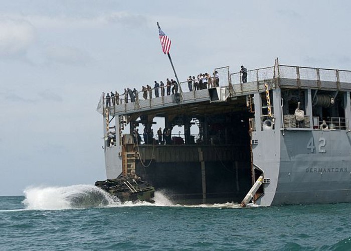 Vịnh Thái Lan (ngày 23 tháng 5 năm 2012): Xe bọc thép lội nước AAV của Trung đoàn Thủy quân Lục chiến số 4 lao ra từ tàu đổ bộ USS Germantown (LSD 42) trong cuộc diễn tập CARAT 2012. CARAT là một loạt các bài tập song phương giữa Hải quân Mỹ và Hải quân Hoàng gia Thái Lan được tổ chức hàng năm ở khu vực Đông Nam Á để tăng cường mối quan hệ và sức mạnh quân sự của hai nước.