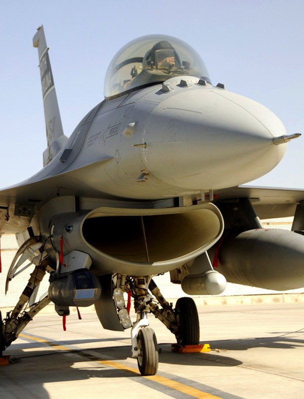 Afghanistan (ngày 20 tháng 5 năm 2012): Tiêm kích F-16 Falcon Fighting thuộc phi đội máy bay chiến đấu viễn chinh 157 tại sân bay Kandahar, Afghanistan.