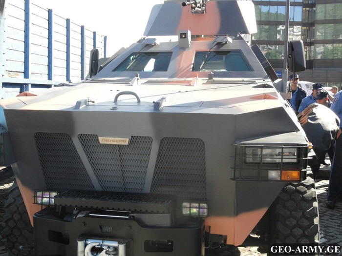 Nhìn bên ngoài, Didgori “hầm hố” không kém “Hổ mang chúa” Cobra của Thổ Nhĩ Kỳ. Cobra là sản phẩm xe bọc thép hạng nhẹ đa năng của công ty Thổ Nhĩ Kỳ Otocar. Xe được chế tạo vào năm 1997 theo một thỏa thuận cấp phép dựa trên xe bọc thép HMMWV của Mỹ - được biết đến rộng rãi với các biến thể dành cho dân sự gọi là Hummer và cùng năm đó được sử dụng bởi quân đội Thổ Nhĩ Kỳ.