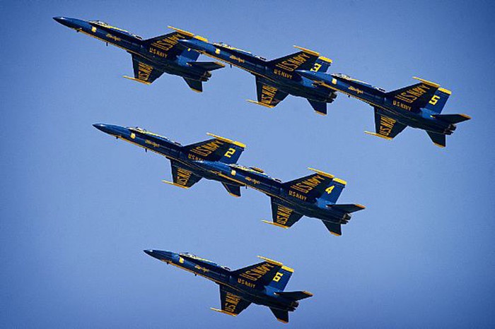 Andrews (19 tháng 5 năm 2012): Phi đội bay “Thiên thần xanh” (Blue Angels) của Hải quân Mỹ tại căn cứ Không quân Andrews.