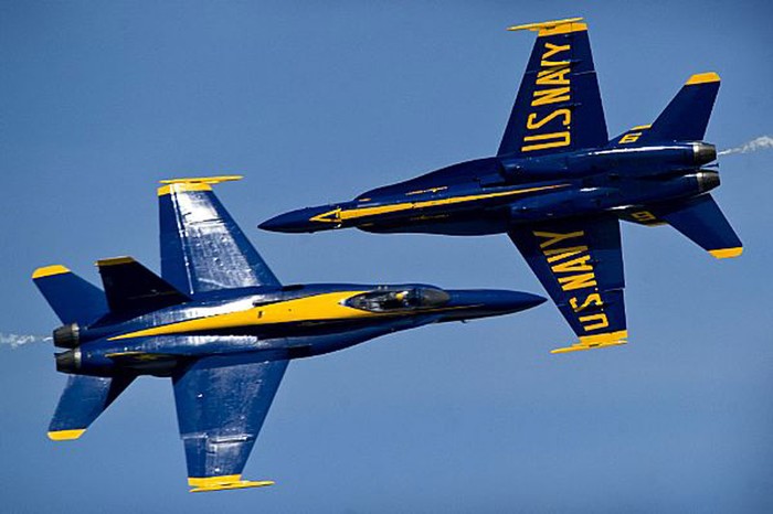 Hiện nay, phi đội “Thiên thần xanh” đang sử dụng máy bay tiêm kích ném bom F/A-18 “Hornet” cho đội hình bay. Phi đội này thường trình diễn ở các sân bay dân sự và quân sự tại các thành phố lớn như San Francisco, Cleveland và Seattle.