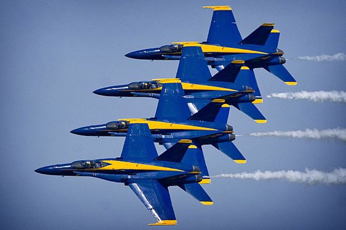 Các máy bay được sơn màu giống màu đặc trưng của Hải quân Mỹ (xanh và vàng). Độ tuổi trung bình của phi công lái máy bay trong phi đội bay Thiên thần xanh là 33 tuổi, còn nhân viên kỹ thuật là 26 tuổi.