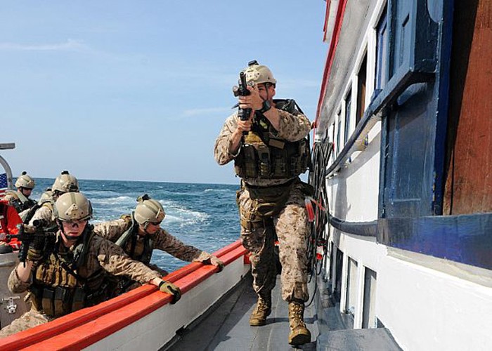 Vịnh Thái Lan (ngày 21 tháng 5 năm 2012): Diễn tập chống tội phạm, khủng bố trên một tàu cá của Thái Lan trong CARAT 2012.