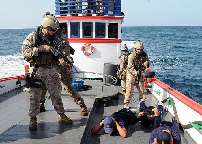 Vịnh Thái Lan (ngày 21 tháng 5 năm 2012): Diễn tập chống khủng bố, tội phạm trên một tàu cá của Thái Lan trong cuộc diễn tập CARAT 2012.