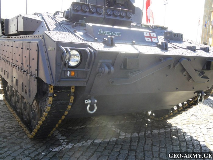 Theo các chuyên gia Nga, rất có thể Lazika được phát triển dựa trên việc hiện đại hóa từ khung gầm của xe chiến đấu bộ binh BMP-1 và BMP-2, và giảm số lượng bánh xe từ 6 xuống 5 bánh, do vậy nên chiều dài của xe cũng được rút ngắn lại.