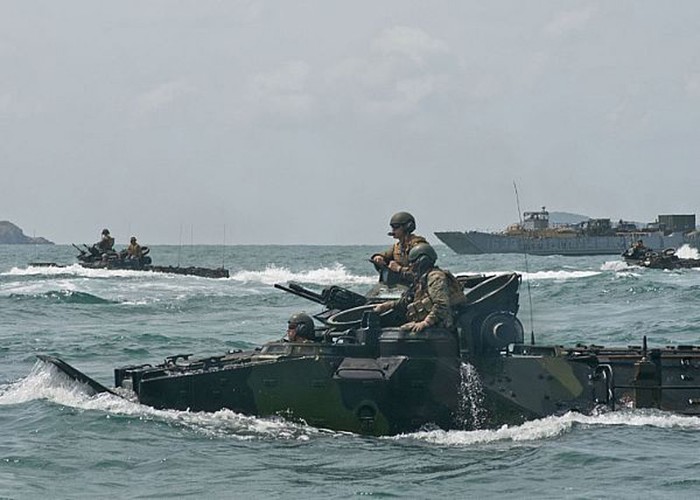 Vịnh Thái Lan (ngày 21 tháng 5 năm 2012): Binh lính thuộc trung đoàn Thủy quân lục chiến số 4 trên một chiếc xe tấn công lưỡng cư thực hiện đổ bộ vào bãi biển Hat Yao từ tàu đổ bộ LCU trong cuộc diễn tập CARAT 2012.