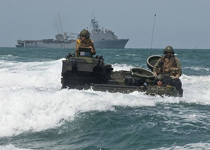 Vịnh Thái Lan (ngày 21 tháng 5 năm 2012): Binh lính thuộc trung đoàn Thủy quân lục chiến số 4 trên một chiếc xe bọc thép tấn công lưỡng cư thực hiện đổ bộ vào bãi biển Hat Yao từ tàu đổ bộ LCU trong cuộc diễn tập CARAT 2012.