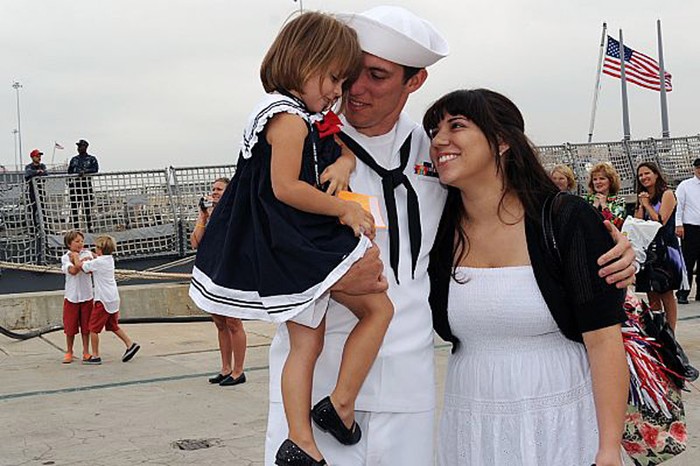 San Diego (23 tháng 5 2012): Thủy thủ Kenny Klein ôm thắm thiết vợ và con gái sau khi trở về cùng với tàu khu trục tên lửa dẫn đường USS Halsey (DDG 97) tại căn cứ Hải quân San Diego.