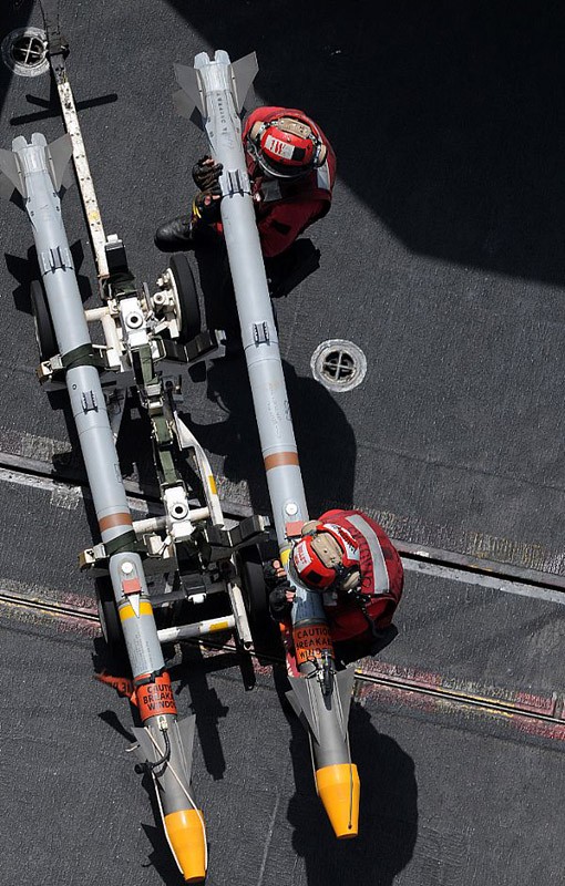 Biển Ả-rập (23 tháng 5 năm 2012): Vận chuyển vũ khí trên Tàu sân bay USS Abraham Lincoln (CVN 72).