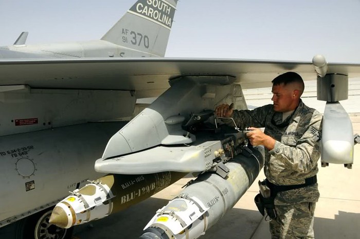 Kandahar, Afghanistan (28 tháng 5 năm 2012): Bảo dưỡng máy bay F-16 Fighting Falcon thuộc Phi đội viễn chinh 451 tại sân bay Kandahar, Afghanistan.