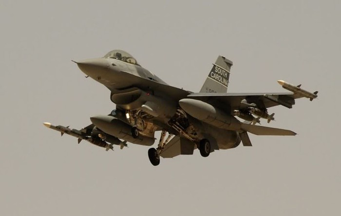 Kandahar, Afghanistan (28 tháng 5 năm 2012): Máy bay F-16 Fighting Falcon thuộc Phi đội viễn chinh 451 tại sân bay Kandahar, Afghanistan.