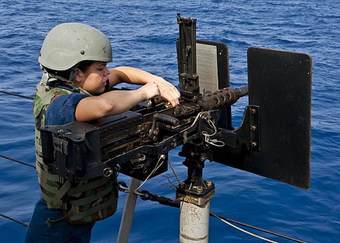 Vịnh Aqaba (24 tháng năm 2012): Kỹ thuật viên Jessica Martinez với khẩu súng máy 50 mm trên tàu đổ bộ USS New York (LPD 21) trong cuộc diễn tập African Lion 2012 giữa Hạm đội 6 của Mỹ với Hải quân Ma-rốc.