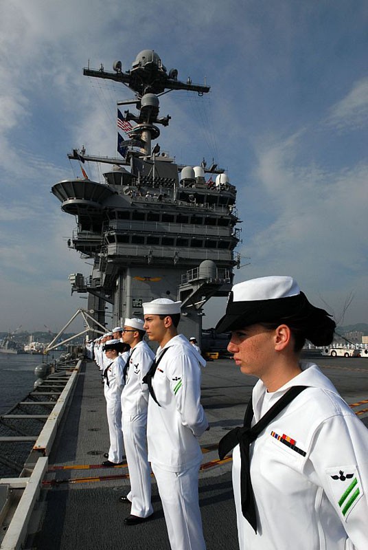 Yokosuka, Nhật Bản (ngày 26 tháng 5 năm 2012): Thủy thủ trên tàu sân bay USS George Washington tại căn cứ hải quân Yokosuka, Nhật Bản.
