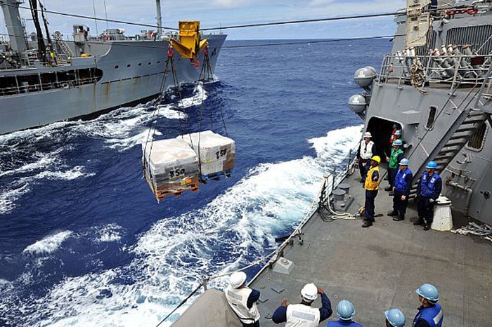 Vùng biển phía Đông Trung Quốc (24 tháng 5 năm 2012): Tàu khu trục tên lửa USS McCampbell (DDG 85) nhận hàng tiếp ứng từ tàu chở dầu USNS Walter S. Diehl (T-AO 193).