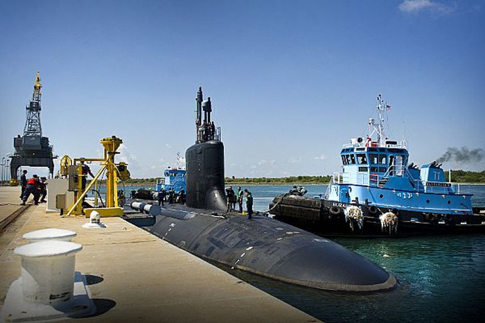 Canaveral, Florida (ngày 22 tháng 5 năm 2012): Tàu ngầm tấn công lớp Virginia neo đậu tại cảng Canaveral, Florida.