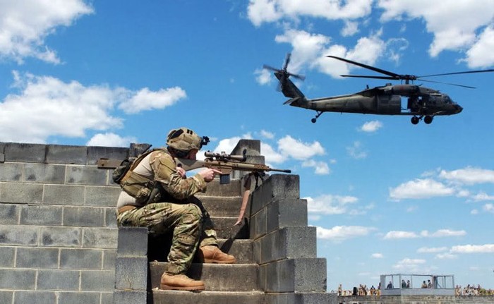 Một lính Mỹ yểm trợ một máy bay trực thăng trong cuộc diễn tập 2012 USASOC Capabilities tại Fort Bragg.