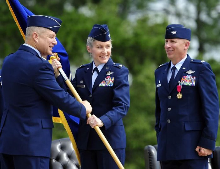 Carolina (01 tháng 6 năm 2012): Nữ đại tá Jeannie Leavitt nhận cờ lệnh từ Thiếu tướng Lawrence Wells, chỉ huy Không lực 9 để trở thành tân chỉ huy của Không đoàn 4 tại căn cứ không quân Seymour Johnson, Bắc Carolina.